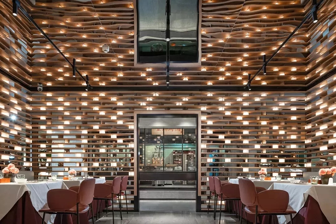 潜江大鸭梨烤鸭店以全新的餐饮空间设计，冲破品牌桎梏，重塑品牌形象