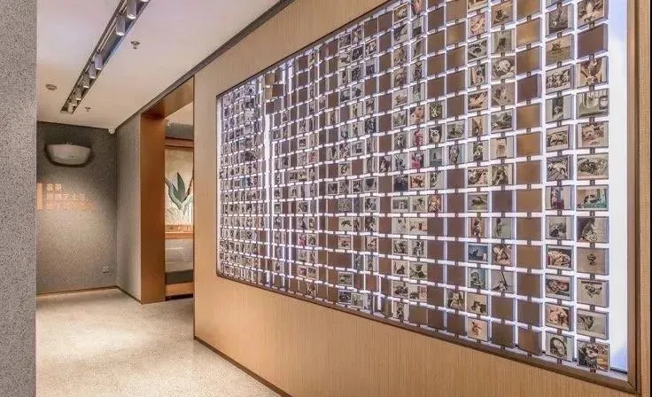 深圳喜茶宠物友好主题店展示墙设计